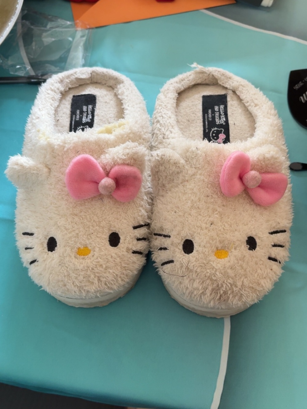 Forever 21 Cream Hello Kitty Plush Slippers with Pink Bows
